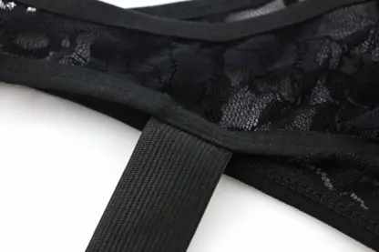 femme / vrouwelijke sexy zwarte kanten jockstrap string met pouch voor sissy femboy crossdresser of moderne man - closeup