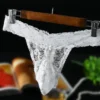 femme / vrouwelijke sexy witte kanten thong voor mannen met kanten pouch voor sissy femboy crossdresser of moderne man