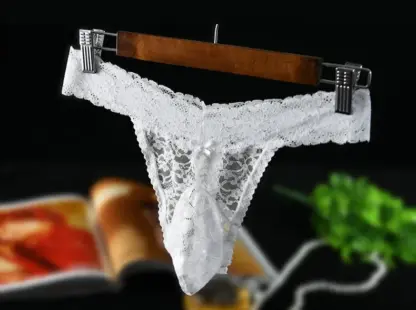 femme / vrouwelijke sexy witte kanten thong voor mannen met kanten pouch voor sissy femboy crossdresser of moderne man